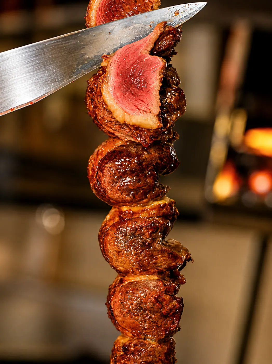 Carne sendo fatiada diretamente do espeto