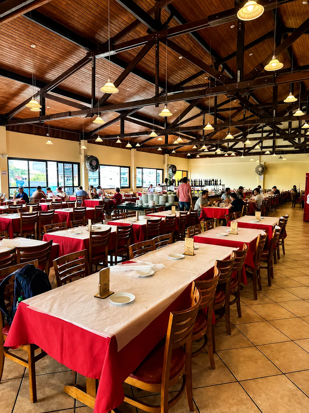 Salão da Churrascaria 2000 com mesas e ambiente iluminado