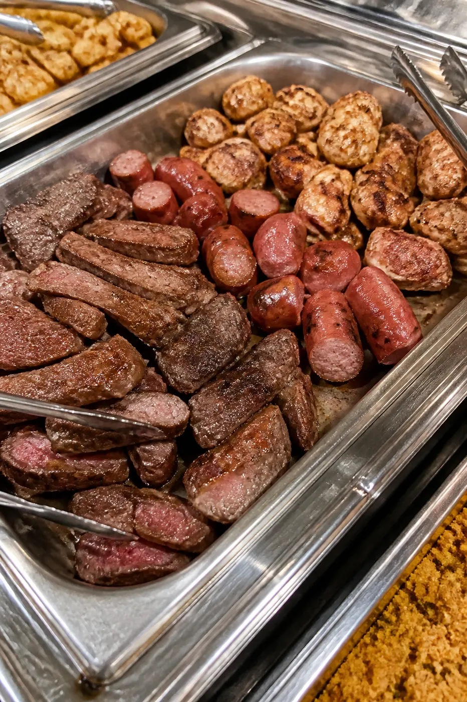Imagem ilustrativa de espetos de carne e linguiça na brasa